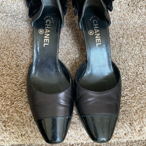 Women´s Black/Bronze Velvet Bow Pumps.